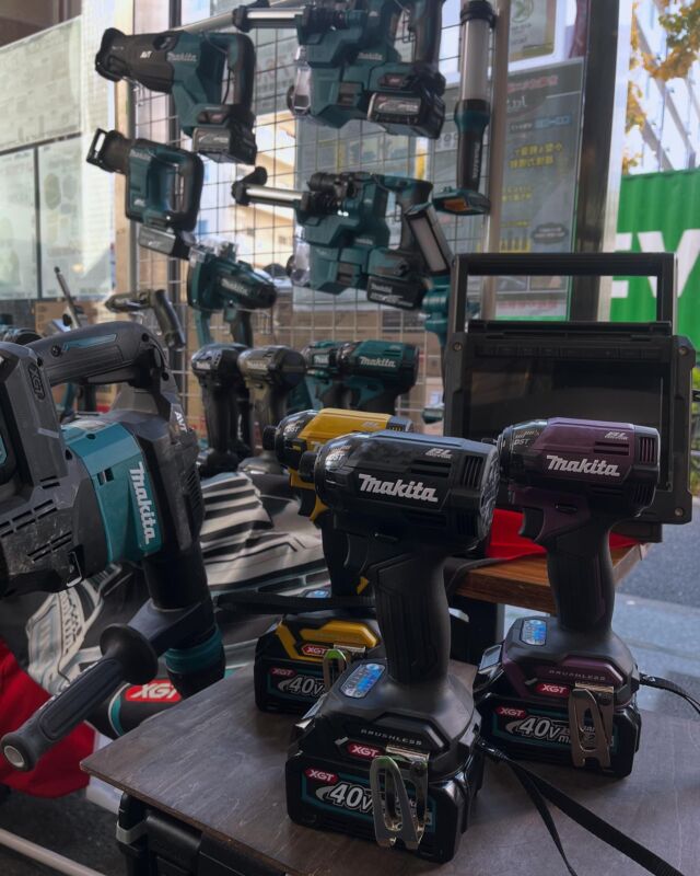 いらっしゃいませ🕴 クギセイです🔩

以前にもご紹介させていただきました

クギセイ✖️マキタの展示即売会が始まりました‼️

期間限定の大特価商品とお得なキャンペーン実施中🔥

マキタの担当者様もずっといらっしゃるので

電動工具について詳しく聞きたい！

などなど

質問やお話もしながら買い物が出来る貴重な機会です🔥

さらにはお試しコーナーも設けておりますので是非お店の方まで足を運んでもらえたら嬉しいです😊

展示即売会は明日までです🙇‍♂️

それでは宜しくお願いいたします🙇‍♂️

#DIY #アウトドア #現場作業 #運搬 #マキタ #makita #電動工具 #展示会 #展示即売会 #クリーナー #インパクト
#建具金物 #建築金物 #建築部材 #住宅設備 #工具
#高円寺 #新高円寺 #クギセイ