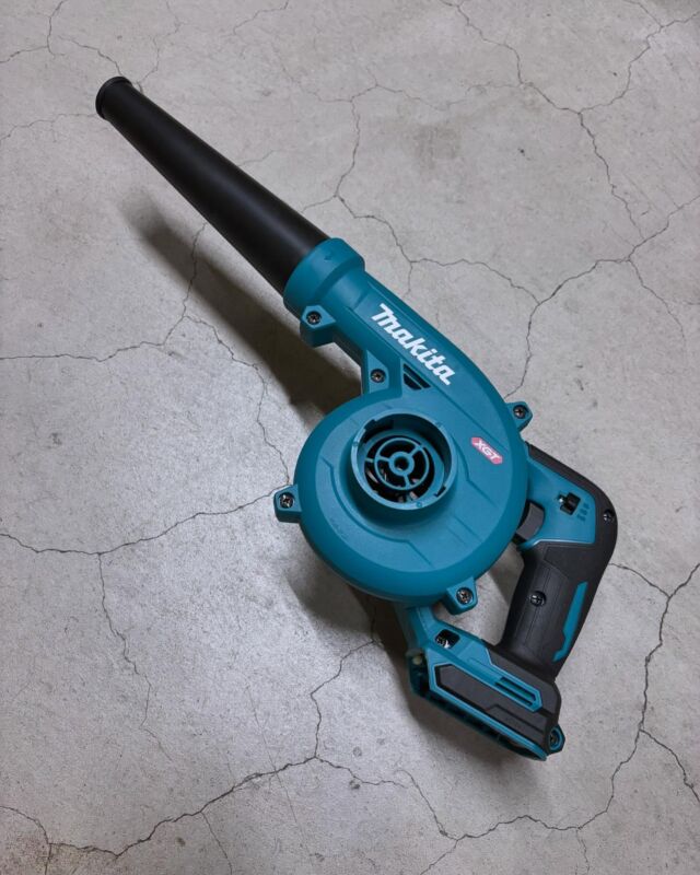 いらっしゃいませ🕴 クギセイです🔩

本日もマキタ商品のご紹介です👍✨

新商品の40V仕様充電式ブロワー🌪️🌪️🌪️

メーカーさん曰く、40V仕様のブロワーが

あったら嬉しいとの声が多数あったそうです！

強さも3段階に切り替えられて

集じん作業も可能となっております🔥

現場に1台は置いておきたいですね🙇‍♂️

クギセイ特別価格でのご提供となりますので

気になる方は是非！店頭にいらして下さい🙇‍♂️‼️

#DIY #アウトドア #現場作業 #運搬
#建具金物 #建築金物 #建築部材 #住宅設備 #工具
#高円寺 #新高円寺 #クギセイ #マキタ #makita #ブロワー #40v #金物