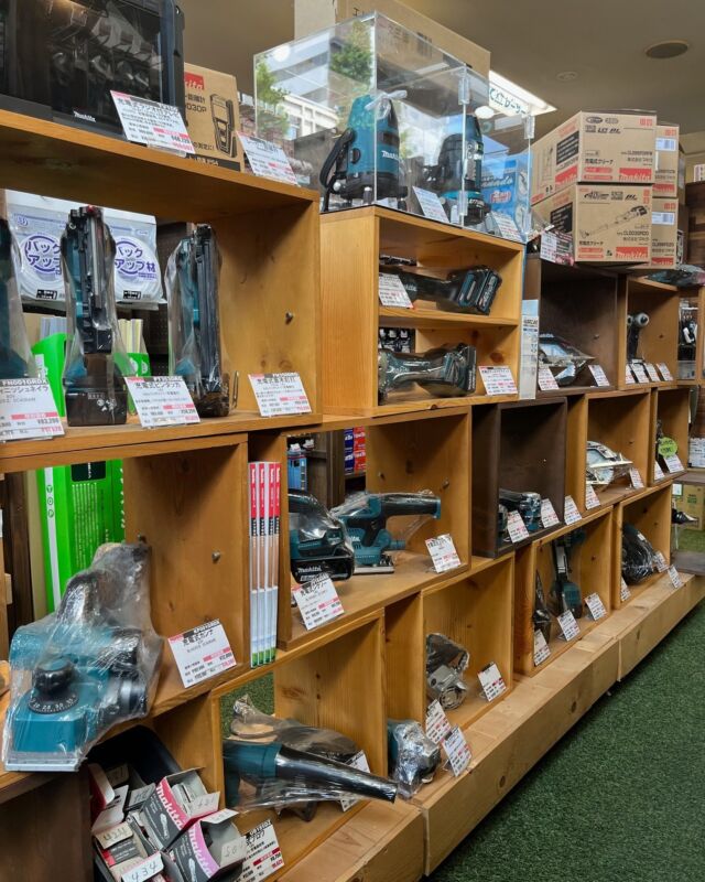 いらっしゃいませ🕴クギセイです🔩

店舗では、マキタ様商品を多数取り揃えております🎉

店舗に無い商品、パーツも、お取り寄せ可能となっておりますので是非ご来店ください❗
修理も承っております🔧

#クギセイ#杉並区#高円寺#新高円寺#建築金物#マキタ#リフォーム工事#DIY#現場作業#電動工具#修理