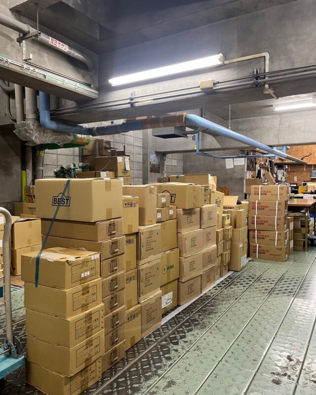 いらっしゃいませ❗クギセイです🔩

弊社の倉庫を紹介します❗

地下2階建となっており、中2階はネットショップとお取引先のお客様への発送作業をしております🚛
地下1階は、長物や現場作業用品を在庫しております。

品数がとても多く、古い商品も在庫していますので、昔からご来店下さるお客様の方がどこに何があるか詳しいです 💦

地下から見るとこのように急な勾配となっております。(部活を思い出します。)

普段ご来店されるお客様はご存知なのですが、知らないお客様もいらっしゃると思いましたので投稿してみました❗

#クギセイ#杉並区#高円寺#新高円寺#建築金物#リフォーム工事#DIY#現場作業#電動工具
