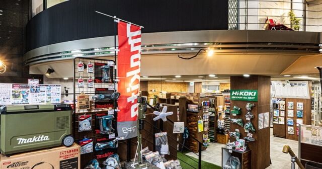 いらっしゃいませクギセイです🔩

今回は、クギセイの
【 店舗の便利さと、在庫の強み 】を簡単にご紹介します🏠✨

🔸 店舗でしっかり相談できます
建築資材に詳しいスタッフが常駐しているので、
気になることはその場で気軽に質問できます。
実物を見て選べるので安心です😊

🔸 時間外引取りにも対応
「どうしても営業時間に間に合わない…」
そんな時のために、指定場所での時間外引取りができます。

🔸 メーカーも在庫もとにかく豊富！
多くのメーカーを取り扱っていて、
自社倉庫にも大量に在庫があります。
急ぎの資材が必要な時もすぐ対応できます💡
店頭にない商品も、カタログから選んで注文できます📚

建築資材の相談から引取りまで、
“使いやすさ”を大事にしているお店です🔧✨

#クギセイ #建築資材 #金物屋 #杉並区 #高円寺 #新高円寺 #建築 #リフォーム