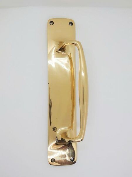 いらっしゃいませクギセイです🔩

今回は オリジナルブランド
CASA BONITA（カーサボニータ） の
真鍮座付ハンドル をご紹介します✨

無垢の真鍮を使っているので、
手にしたときの“ズシッ”とした重みが魅力です。
仕上げは 磨きクリアー で、真鍮らしい風合いを楽しめます。

砂型鋳造のため、小さな空孔が出る場合がありますが、
使用上の問題はありません👌
これも無垢真鍮ならではの味として感じていただけます。

取り付けに使う ＋頭の木ネジも付属しています🔩

真鍮の雰囲気が好きな方、
ドアまわりに少しこだわりを入れたい方におすすめです。

ホームページや店頭でもご購入いただけます。

#クギセイ #杉並区 #高円寺 #新高円寺 #CASABONITA #真鍮金物 #ハンドル #建築金物 #インテリアパーツ #真鍮好きと繋がりたい