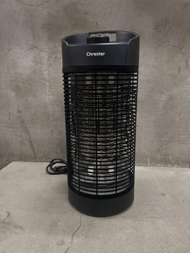 いらっしゃいませ
クギセイです🔩

屋外でも安心して使える、
足元専用の暖房機🔥

Chrester（クレスター）　【サラマンダーヒーター】
防水 遠赤外線ヒーターのご紹介です。

屋外テラスやデッキ、作業場など、
「暖房を置きたいけど壊れやすい…」
そんな場所向けに作られた一台です。

IPx5防水仕様💧で屋外使用OK。
水を使う作業場や、屋外に置いたままの使用にも対応しています。

暖房は遠赤外線🔥タイプ。
風を出さず、足元を中心にじんわり暖めます。
熱効率を考えた反射板設計で、
同じ電力でもしっかり暖かさを感じられます。

360°首振り機能🔄を搭載。
全方向を均等に暖め、
前面120°への切り替えも可能です。

安全面も配慮されています✨
・触れてもヤケドしにくい防護網
・転倒時は自動OFF🛑（元に戻すと自動復旧）

カフェやレストランのテラス席☕
ホテル・式場の屋外スペース🏨
水を扱う作業場やガーデンルーム🏡
さまざまな場所で使われています。

主な仕様📐
・防水性能：IPx5
・暖房方式：遠赤外線
・消費電力：600W / 1200W 切替⚡
・360°首振り（前面120°切替可）
・転倒時自動OFF
・サイズ：φ220 × 高さ550mm
・重量：約2.9kg
・床置きタイプ

店頭にてご覧いただけます👀

#DIY #アウトドア #サラマンダー#クレスター#ヒーター#暖房#建具金物 #建築金物 #建築部材 #住宅設備 #工具#高円寺 #新高円寺 #クギセイ